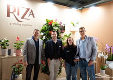 Henk, Ricardo, Zoë en Ronald van Riza Growers met hun assortiment op de beurs