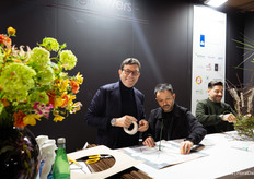 Bloemsierkunstenaar Massimo Iodice is bezig met een frame voor een bloemkunstwerk