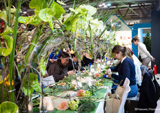 Bij de Wedding Flowers stand geeft Dini Holtrop workshops