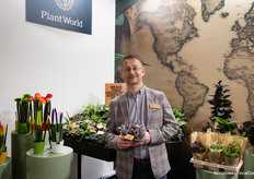 Richard Venema van Plant World met een gedeelte van het assortiment, vooral de roze planten zijn populair in Italië.