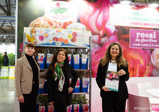 Erica, Monica en Deborah van NIRP met hun tuinrozen