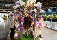 Charles Lansdorp en dochter Giulia met Dini Holtrop verzorgen de stand met Wedding Flowers waar verschillende veredelaars en kwekers bloemen laten zien, specifiek voor bruiloften