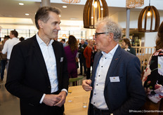 Sven Spaargaren (wethouder gemeente Aalsmeer) in gesprek met Sam van Egmond (Museum de Zwarte Tulp)
