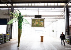 De rondgang van zo'n 3,5km door de kassen van Emsflower begon hier