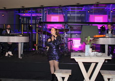 De band had een mooie plek. Op de achtergrond zie je een opstelling van de Icube.