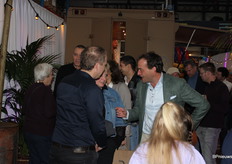 Iedereen gezellig bij elkaar met een hap je en een drankje.