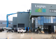 De laatste hand aan het nieuwe logo. Ziet er strak uit hoor.