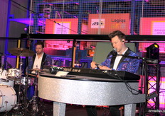 De band nam hier leuke verzoek nummer in ontvangst. Niks was te gek, ze konden alles spelen.