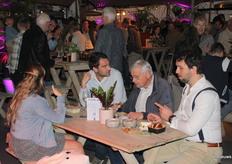 Veel gezelligheid en lekker eten.