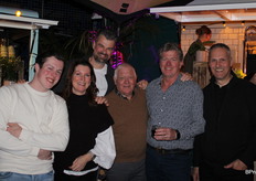 Karin van der Eijk van VDE, hier met haar collega's op de foto. Ze zijn al lang klant bij Logiqs.