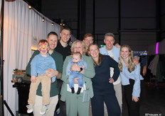 Deze gezellige foto van de familie van Staalduinen mag niet ontbreken. Het was een geslaagd feest! Bedankt en wij wensen iedereen van Logiqs nog vele mooie jaren.