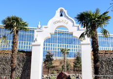 De toegang tot de nieuwe tropische kas Edenya