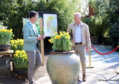 Tijd voor de champagne! Een typisch Nederlandse traditie bleek uit wat reacties. Is dit niet slecht voor de tulp? En zonde van de champagne?