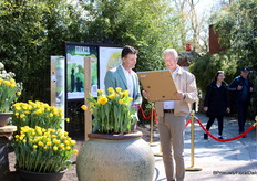 Eric Domb was erg blij met het certificaat en vertelde dat hij graag meer met JUB Holland wil samenwerken