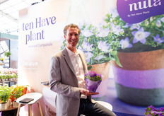 Vincent ten Have van Ten Have Plant is positief gestemd: De vraag naar Campanula is al begonnen terwijl de productie ook begint, en loopt dus gelijk op. Ook hebben ze een nieuwe hoes voor de retail