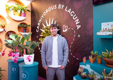 Cas de Bakker van Laguna. Medinilla is hun hoofdproduct, maar ook de vleesetende planten uit hun assortiment winnen aan populariteit. Vooral in de zomer is de vraag hoog, omdat ze ideaal zijn tegen vliegjes in bijvoorbeeld de keuken.