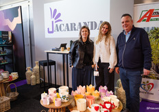 Kate Kulesza, Anouk Dekkers en Vincent Schouten van Jacaranda met de fleurige voorjaarspotten