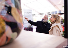 Romeo Sommers geeft uitleg over het concept van female marketing aan Marleen van Arendonk van Magical Hydrangea