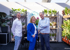 Corné van Winden, Inge van Rijn en Richard Visser van Forever Plants Group met een verscheidenheid aan tropische kamerplanten