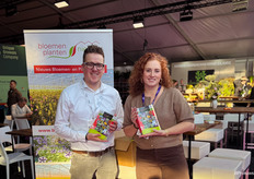 Daan Sturm en Mirthe Walpot van Bloemen en Plantennieuws waren aanwezig op de beurs om de fotoreportage te maken en het handboek uit te delen