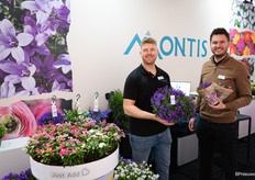 Hans Uittenboogaard en Niels van den Berg van Montis met de Addenda Campanula