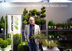 Jan Marijnis tussen de producten van 'zijn' kwekers