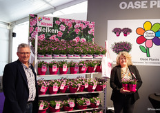 Frans Nielen en Lucie Mestrom van Oase Plants met de Pink Kisses