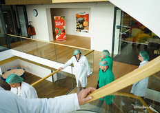 De groep was opgedeeld in kleinere groepjes tijdens de rondleiding