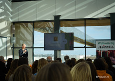 En Ronald van Schie, ook onderdeel van de organisatie, introduceert de eerste spreker