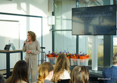 Caroline Nederpelt introduceert de volgende spreker