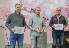 Bij de Vak keuring gaat vd Hulst er van door met de eerste prijs voor Big Baby in de categorie NL Roos (Foto: Keukenhof)