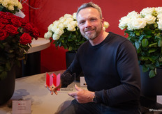 Aart Buijzer van Fresco Flowers met de award voor Snowstorm+ van Mt Kenya in de categorie Import Roos