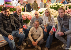 Het team van Sunselle - Holla Roses en Berg Roses met de winsten en natuurlijk Irene Schouten
