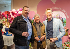 Goran Basjes en Johan Kordes van Kordes Roses met Ferry Huurman, directeur bedrijfsvoering bij Keukenhof