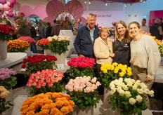 Een deel van het team van Marjoland met hun assortiment