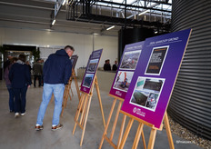 Bij de entree stonden informatieborden over de totstandkoming van de nieuwe locatie