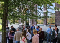 Tijdens de pauze was het heerlijk om buiten bij te praten.