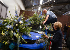 Op, onder, boven, naast de auto's... alles om maar te versieren.