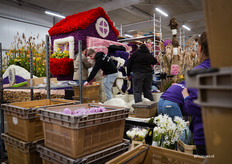 In totaal werken honderden vrijwilligers aan de auto's en praalwagens