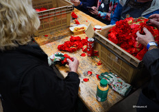 Heel veel bloemen steken voor op de wagens