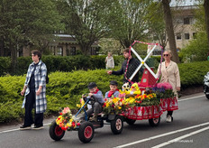 Voordat de officiele stoet met alle wagens en auto's langskwam, was het tijd voor de kinderen om hun mooist versierde fiets of skelter te laten zien. Deze spande toch wel de kroon, met een echt kuikentje :)