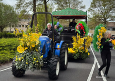 De DJ op de wagen achter de trekker zorgde voor een gezellig muziekje