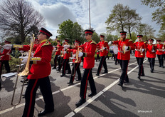 Tussen de versierde wagens zorgden diverse muziekkorpsen voor een leuke sfeer