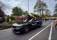 Jaco Leenen achter het stuur van de Decorum auto