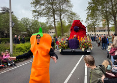 De corsowagen van gemeente Zuid-Holland werd vergezeld door wandelende groenten