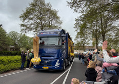 Een vrachtwagen van Van Dooren mooi versierd en met een leuke verrassing achterin