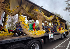 Een heleboel gezelligheid en vrolijke muziek. En versierd met narcissen van WF Leenen