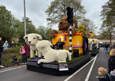 Doorfietsen in Noord-Holland met een heerlijk muziekje er bij: "Ja we gaan op de bakfiets naar Tirol.."