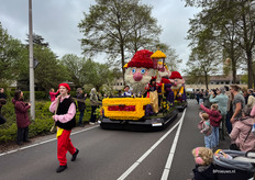 De tweede prijs van de praalwagens ging naar deze: "Er was eens..." van Corsogroep KAVB Hillegom Haarlem