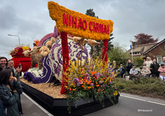 Met het ‘Nihao! China’-logo wil het Chinees Cultureel Centrum iedereen van harte uitnodigen om China te bezoeken en te ontdekken.